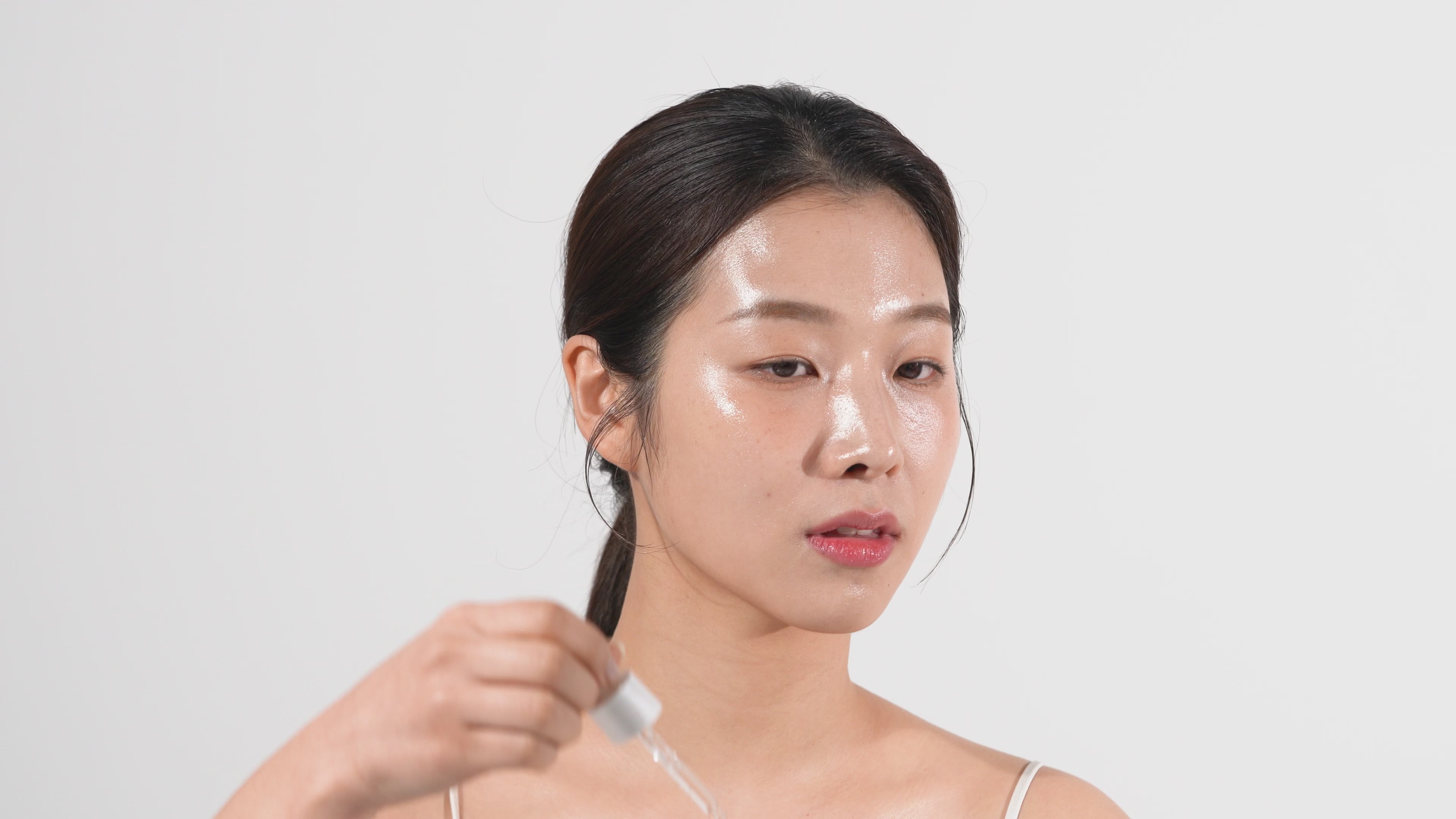 Load video: MARINABI Vitamin C 25 Pearl Brightening Serum 30ml